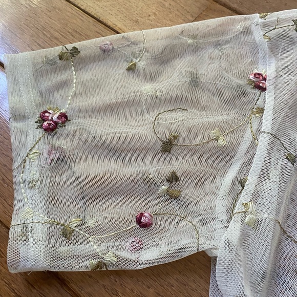 Absolutely gorgeous sheer floral white top - Picture 4 of 6